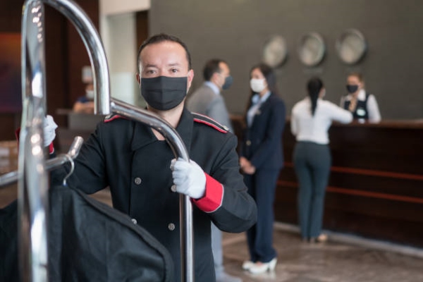 Bellman là gì? Bellman hỗ trợ hành lý, nhận – trả phòng và cung cấp thông tin, giúp khách có trải nghiệm lưu trú thuận tiện nhất