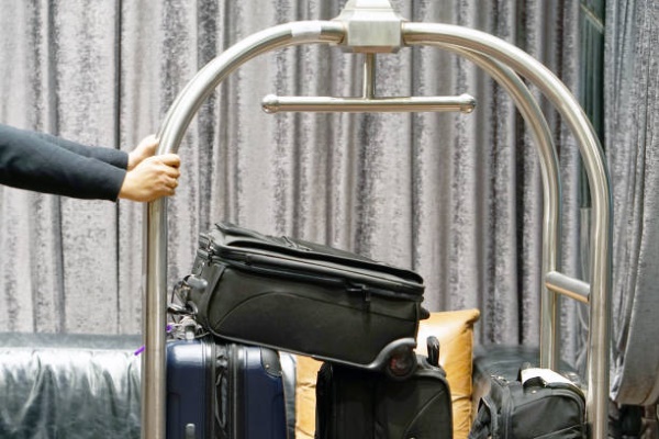 Bellman nên sắp xếp hành lý trên xe đẩy theo thứ tự: kiện nặng ở dưới và đồ nhẹ hoặc dễ vỡ phía trên