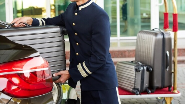 Bellman nên sắp xếp hành lý trên xe đẩy theo thứ tự: kiện nặng ở dưới và đồ nhẹ hoặc dễ vỡ phía trên