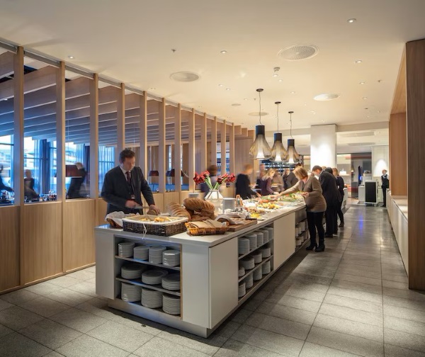 Mô hình cafeteria thích hợp cho những ai muốn thưởng thức bữa ăn nhanh chóng mà vẫn đảm bảo chất lượng và sự đa dạng