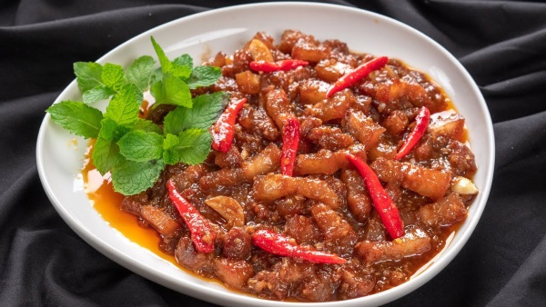 Mắm ruốc xào là món ăn dân dã, đậm đà từ mắm ruốc, thịt và gia vị