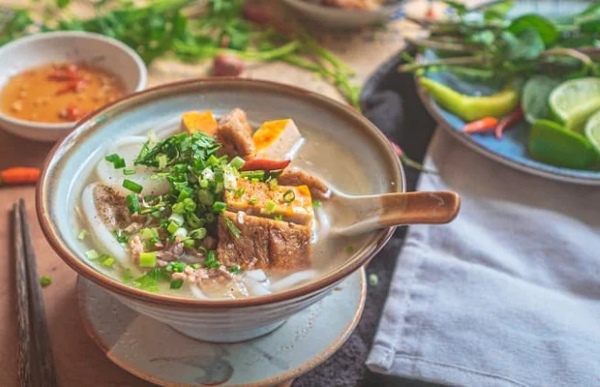 Bánh canh chả cá thu là món ăn đặc sản Phú Quốc với sợi bánh dai mềm, chả cá thu thơm ngon và nước dùng ngọt thanh từ cá