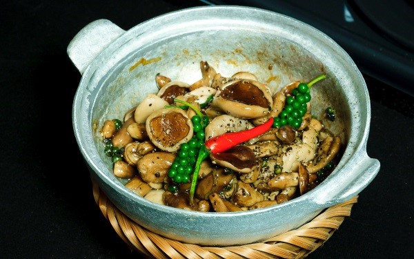Nấm tràm Phú Quốc, với vị đắng nhẹ và giá trị dinh dưỡng cao, là món quà biếu đầy ý nghĩa từ đảo ngọc