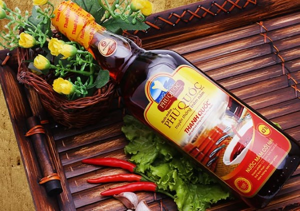 Nước mắm Phú Quốc, với hương vị đậm đà và độ đạm cao, là món quà đặc sản ý nghĩa từ đảo ngọc