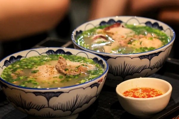 Nếu có dịp, bạn nên ghé quán Kiến Xây để thưởng thức bún quậy