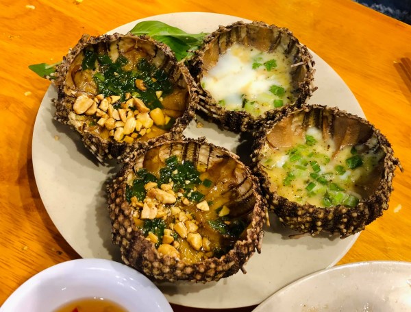 Nhum biển, dù có vẻ ngoài gai góc, nhưng nó là đặc sản Phú Quốc quý giá, còn được gọi là "nhân sâm của biển"
