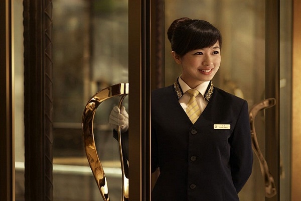 Nữ Hostess phụ trách đón tiếp, hướng dẫn và sắp xếp chỗ ngồi cho khách ngay từ lúc vào nhà hàng