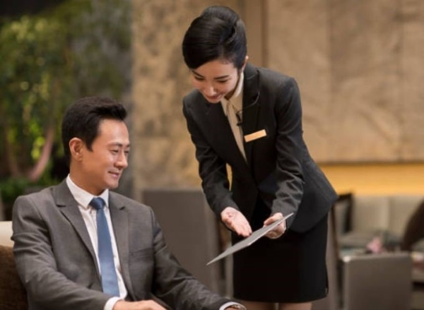 Nhiệm vụ chính của Hostess là đón tiếp, hướng dẫn chỗ ngồi và phối hợp với bộ phận phục vụ để mang đến trải nghiệm thoải mái cho khách hàng