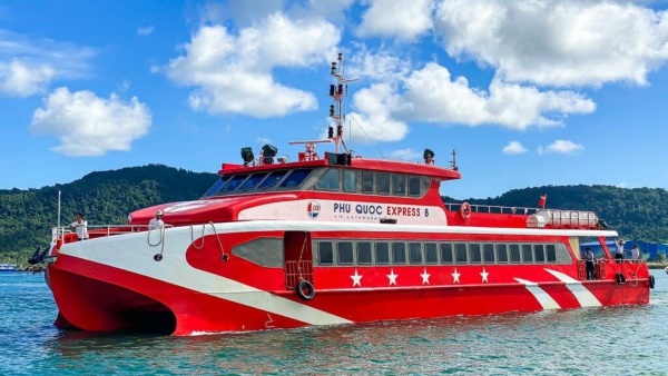 Đi bằng phà giúp du khách vừa di chuyển đến Phú Quốc vừa chiêm ngưỡng cảnh biển đẹp
