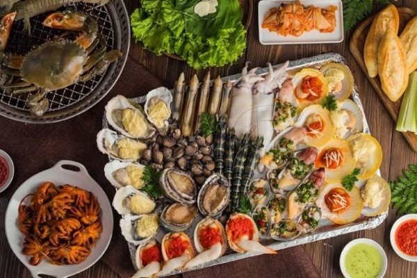 Nếu bạn thích hải sản, Phú Quốc có nhiều nhà hàng ven biển phục vụ hải sản tươi ngon