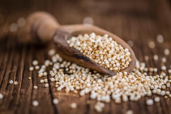 Hạt quinoa giàu dinh dưỡng, thường được dùng thay thế gạo hoặc ngũ cốc
