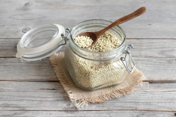 Bảo quản Quinoa trong hộp kín, tránh độ ẩm và ánh nắng trực tiếp