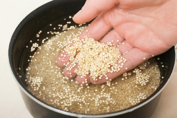 Rửa sạch Quinoa trước khi chế biến để loại bỏ saponin gây vị đắng