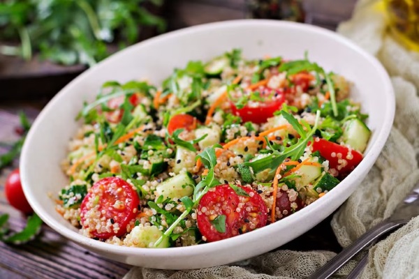 Salad Quinoa là sự kết hợp hoàn hảo giữa hạt diêm mạch, rau củ tươi và nước sốt đậm đà