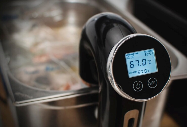 Một số thiết bị Sous Vide có nhiệt kế điện tử chuyên dụng giúp người nấu có thể theo dõi nhiệt độ thực phẩm liên tục