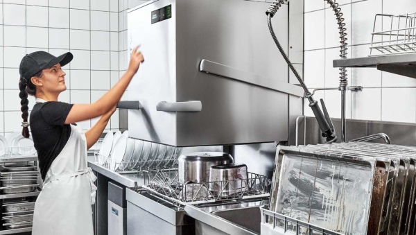 Steward là nhân viên phụ trách việc vệ sinh khu vực bếp, xử lý và bảo quản dụng cụ ăn uống