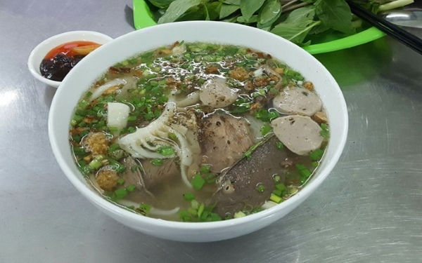 Tô Hủ Tiếu Lý Ngân có nước dùng thanh ngọt, sợi hủ tiếu dai ngon và topping phong phú