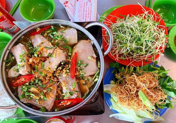 Lẩu Cá Đuối 7 Lượm nổi tiếng với cá đuối tươi ngon, nước lẩu chua cay đậm đà kết hợp với măng chua