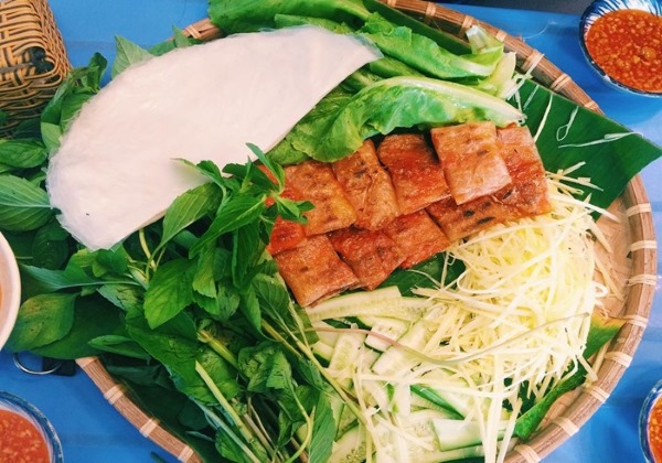 Chả lụi nướng giòn rụm, ăn kèm rau sống, xoài xanh và nước chấm đậm đà
