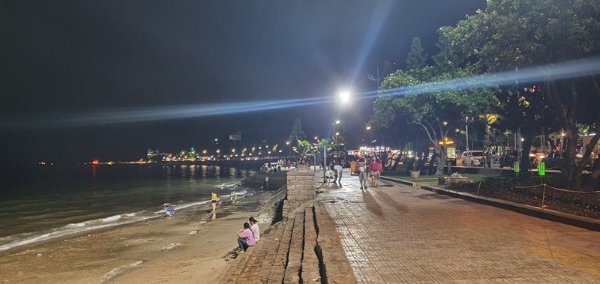 Mọi người tản bộ bên biển Vũng Tàu về đêm