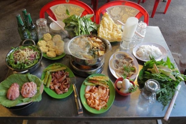 Thịt dê tươi ngon, nước lẩu thơm béo cùng rau xanh tươi mát là những nhận xét của thực khách về món ăn tại Lẩu Dê Hai Ân