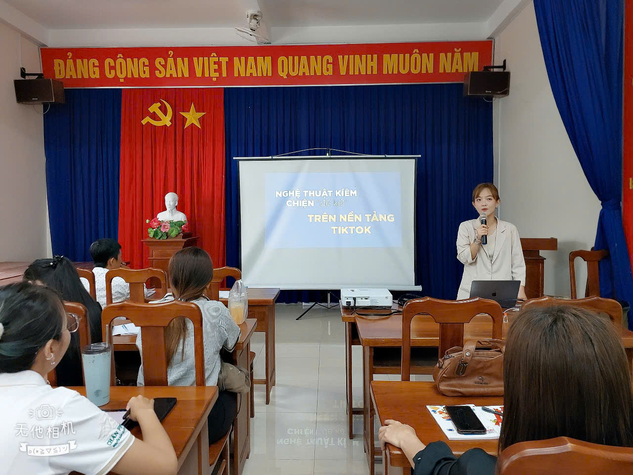 Hình ảnh Cô Nguyễn Cao Thùy Trang - Chia sẻ kiến thức đến học viên trong buổi học Lý thuyết