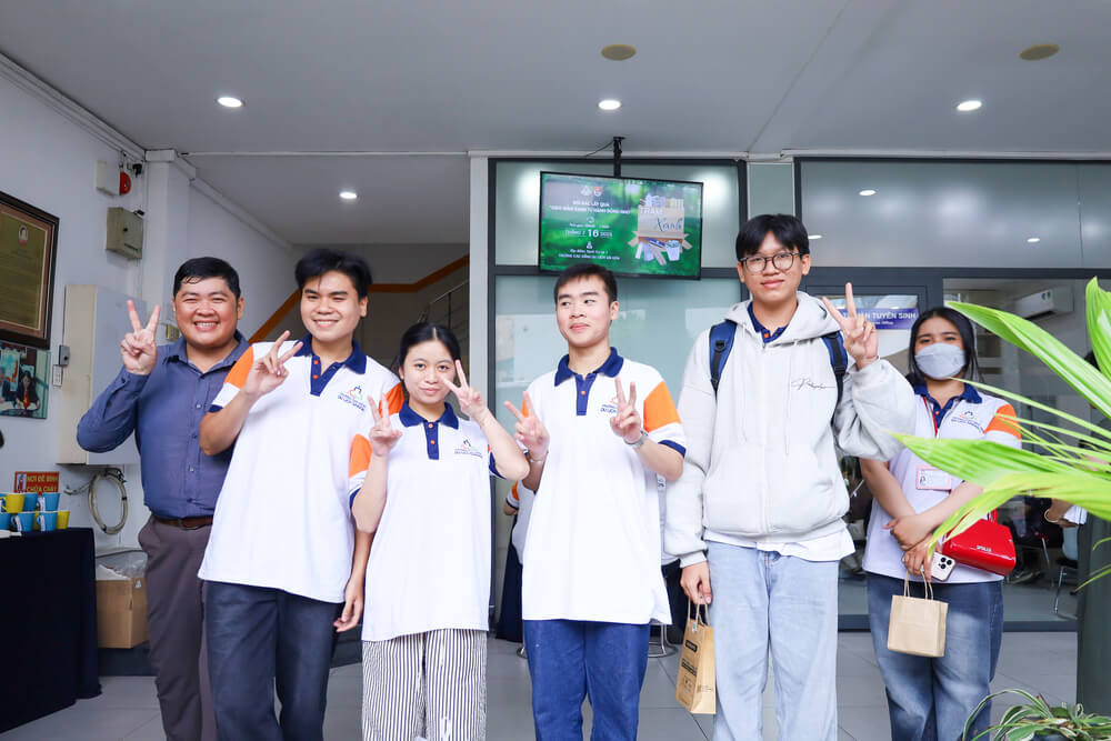 Các sinh viên tham gia chương trình Trạm Xanh