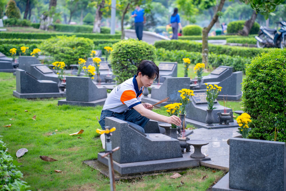 Cắm hoa cho các phần mộ Anh hùng Liệt sĩ tại Nghĩa trang Liệt sĩ Thành phố Hồ Chí Minh