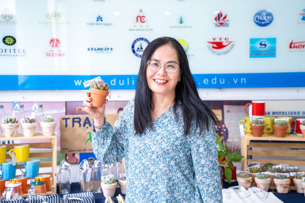 Cô Hiệu trưởng hưởng ứng chương trình Trạm Xanh