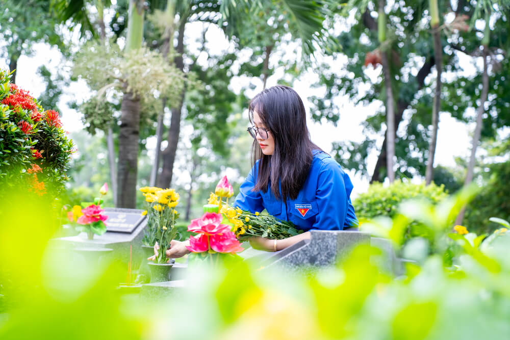 Đoàn viên thắp nhang tại Nghĩa trang Liệt sĩ Thành phố