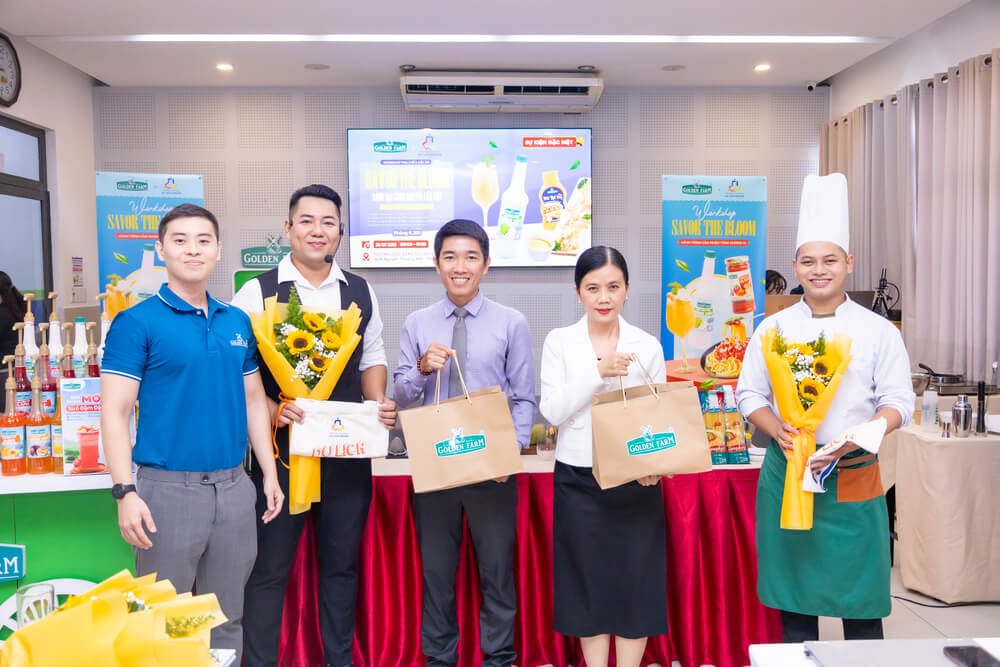 Doanh nghiệp tặng hoa và quà cho Nhà Trường và các chuyên gia demo tại chuyên đề