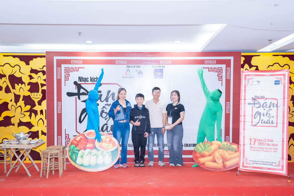 Gia đình của Ban tổ chức checkin tại sự kiện