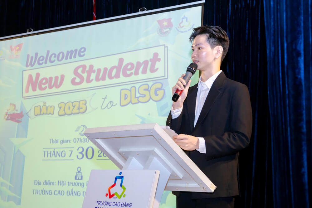 MC chào đón Tân sinh viên
