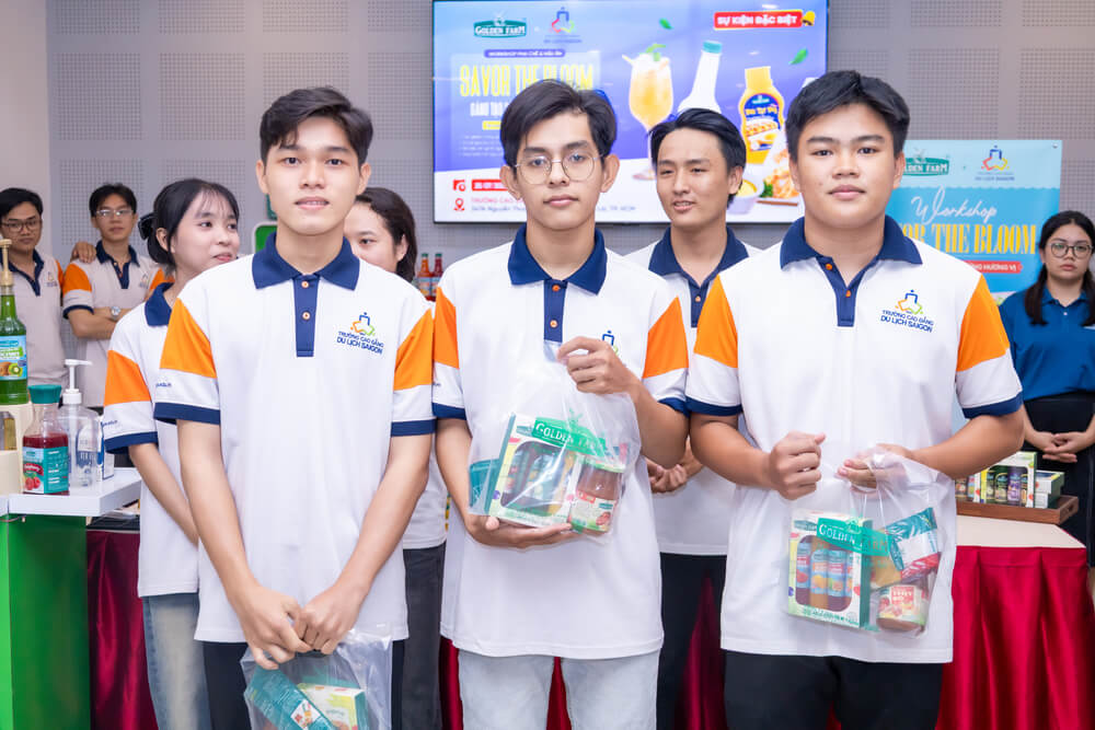 Nhóm sinh viên nhận thưởng tại chuyên đề