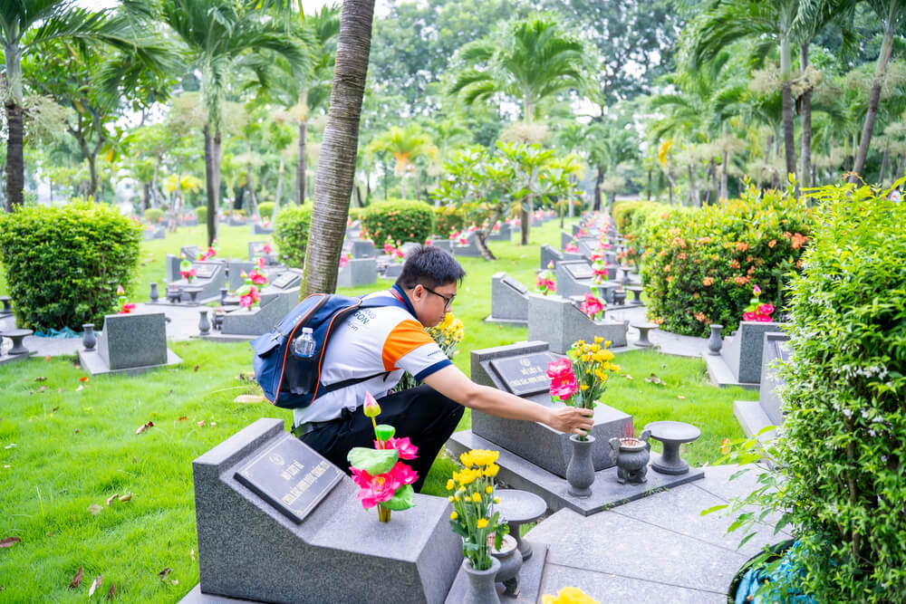 Sinh viên cắm hoa cho các phần mộ Anh hùng Liệt sĩ
