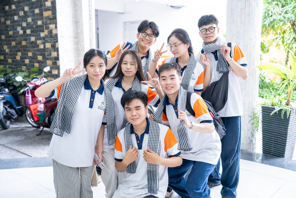 Sinh viên đổi quà khăn rằn tại chương trình Trạm Xanh