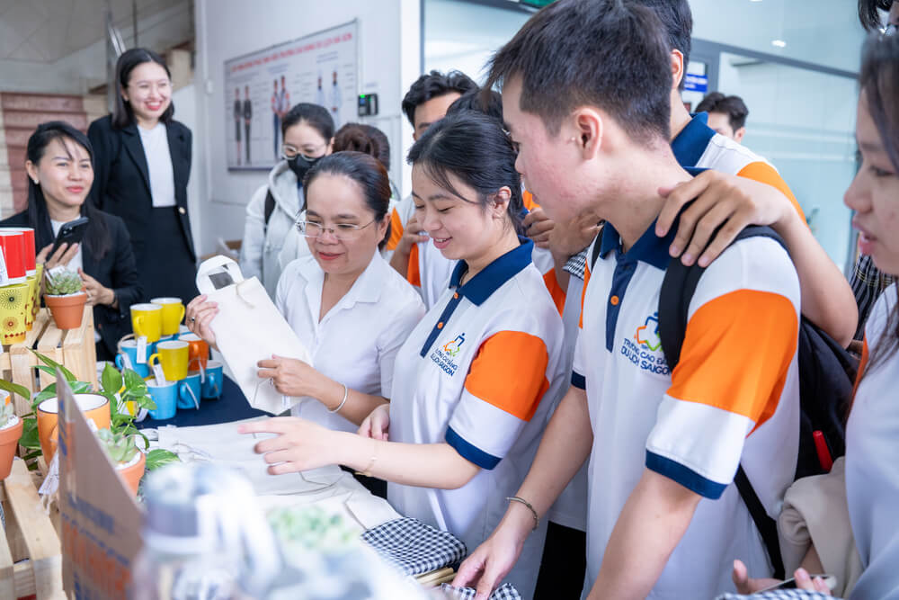 Sinh viên đổi quà tại chương trình trạm xanh