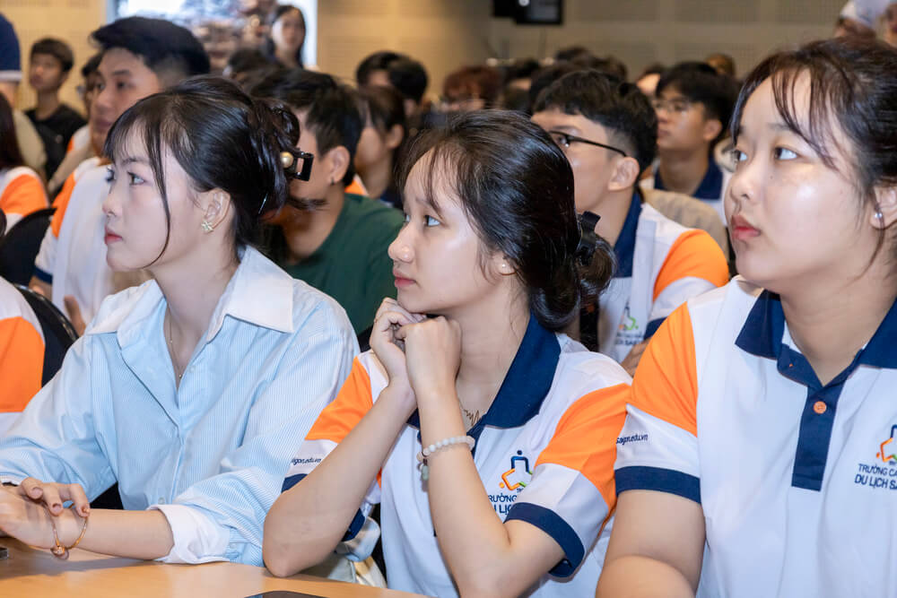 Sinh viên nhập học tại trường
