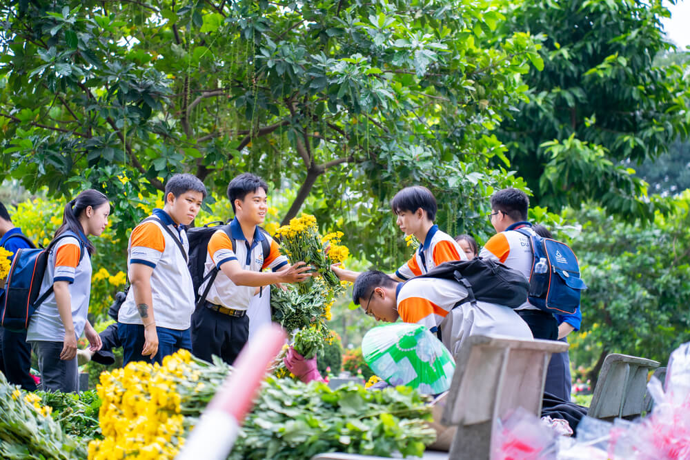 Sinh viên tham gia hoạt động ý nghĩa nhân ngày Thương binh Liệt Sĩ