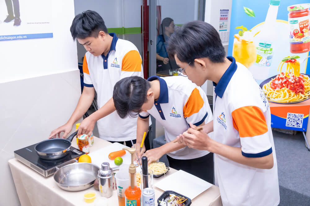 Sinh viên tham gia phần thi nhiệt tình