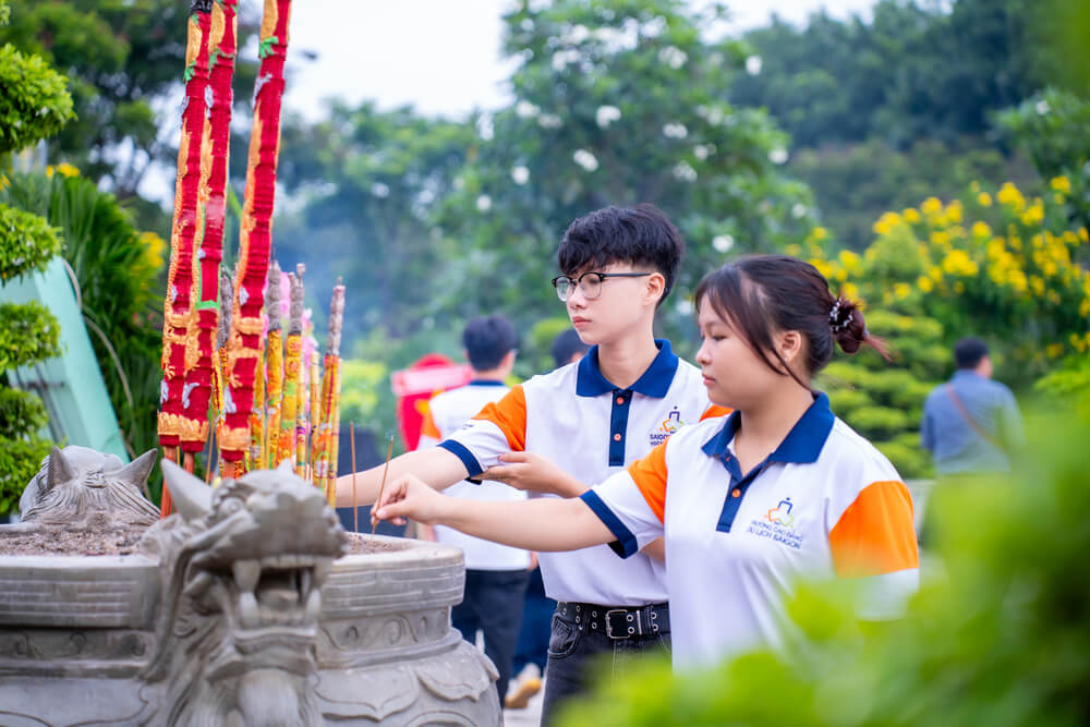 Sinh viên thắp nhang tại Nghĩa trang Liệt sĩ Thành phố