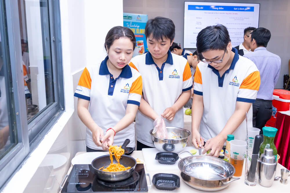 Sinh viên thi sáng tạo món ăn và thức uống