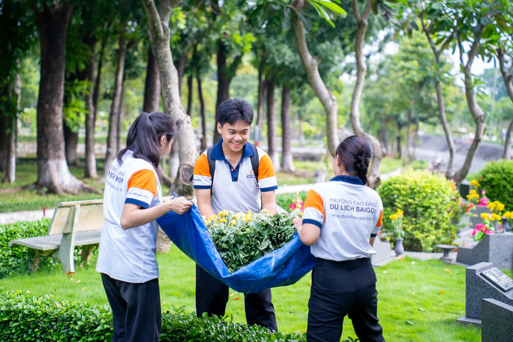 Sinh viên tổng vệ sinh tại Nghĩa trang Liệt sĩ Thành phố Hồ Chí Minh