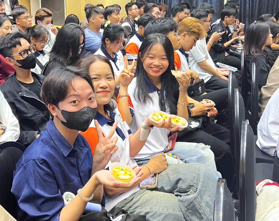 Sinh viên vui vẻ khi nhận bánh
