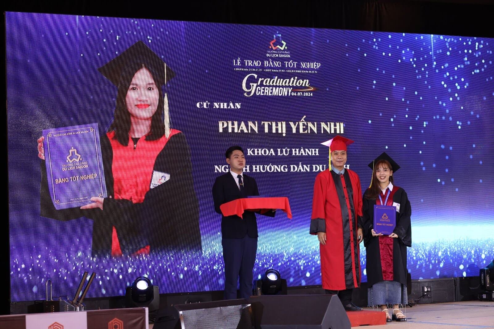 Tân cử nhân tốt nghiệp năm 2024
