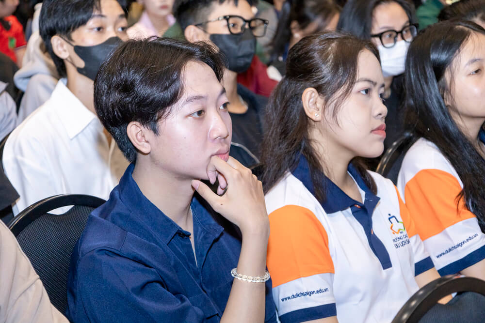 Tân sinh viên chăm chú nghe Thầy Cô sinh hoạt