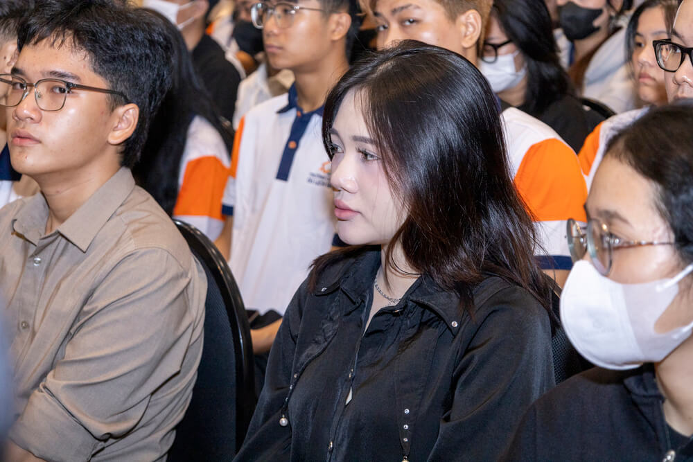 Tân sinh viên ngày đầu đến Trường