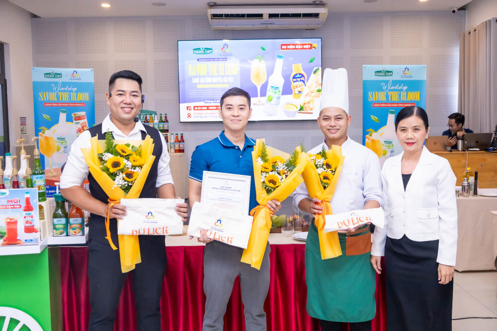 Trường tặng hoa và thư cảm ơn cho doanh nghiệp