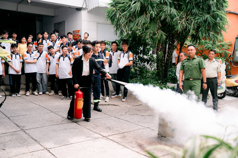 Cán bộ nhân viên thực hành sử dụng bình chữa cháy