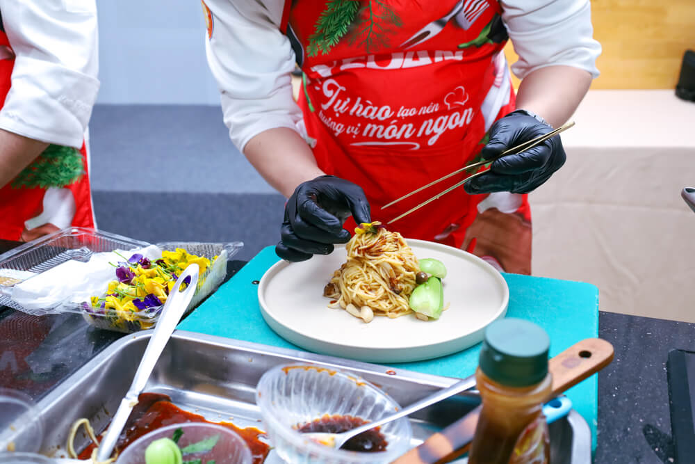 Chef trang trí món ăn